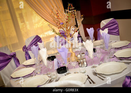 Table de mariage avec la plaque, nappes, couverts de couleur mauve Banque D'Images