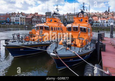 Deux canots de classe Tyne amarré à la station RNLI dans Whitby Harbour Banque D'Images