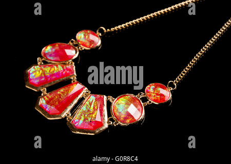Collier rouge sur fond noir. pierres précieuses. Banque D'Images