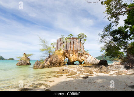 De grosses roches sur Ao Kwai beach, Ko Phayam island, Thaïlande Banque D'Images