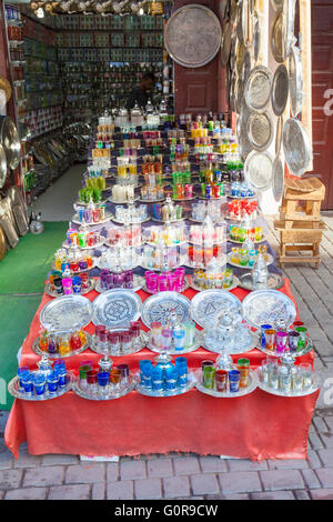 Théières traditionnelles et des verres pour la vente, Marrakech, Maroc Banque D'Images