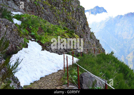 Neige sur un sentier dans les montagnes de Madère dans le printemps Banque D'Images