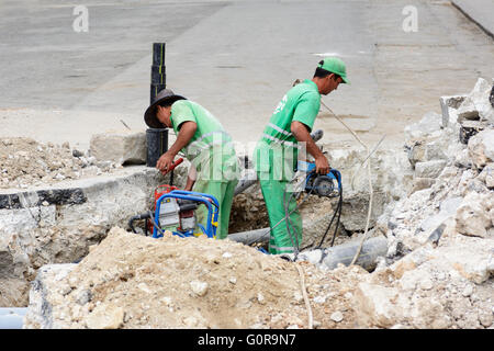 Ouvriers de creuser des tranchées dans la vieille Havane à installer de nouvelles d'électricité et d'eau, La Havane, Cuba Banque D'Images