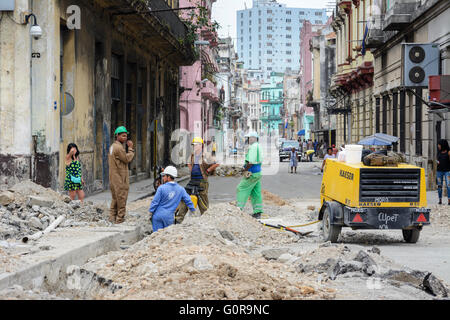 Ouvriers de creuser des tranchées dans la vieille Havane à installer de nouvelles d'électricité et d'eau, La Havane, Cuba Banque D'Images