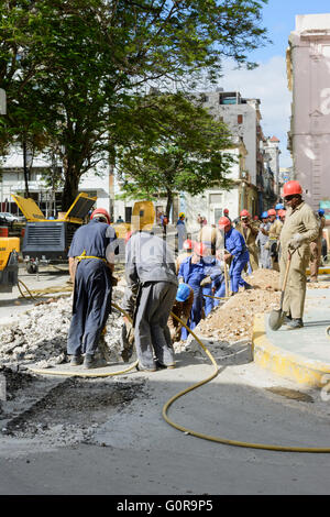 Ouvriers de creuser des tranchées dans la vieille Havane à installer de nouvelles d'électricité et d'eau, La Havane, Cuba Banque D'Images