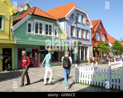 Les maisons historiques en couleur street Ovre Holmegate en centre-ville de Stavanger, Rogaland, Banque D'Images