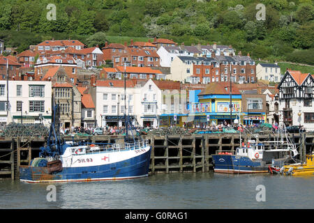 SOUTH BAY HARBOR, Scarborough, North Yorkshire, Angleterre - 19 mai 2014 : les touristes profitant d'une journée dans la célèbre station r Banque D'Images