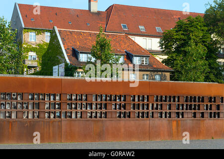 Fenêtre, mémorial du mur du Souvenir, des images des victimes du Mur, Bernauer Strasse, Berlin, Brandebourg, Allemagne Banque D'Images