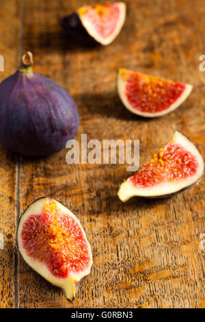 Deux figures sur une surface en bois. Un ensemble de la fig et une autre réduction de à qarters. L'accent est mis sur le quartier avant. Banque D'Images