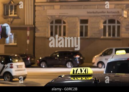 Taxi sign sur le dessus du véhicule à la nuit. vienne, autriche Banque D'Images