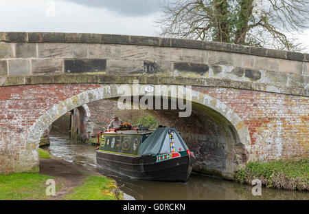 15-04 laissant Wychnor lock, sur le canal de Trent et Mersey, Staffordshire, England, UK Banque D'Images