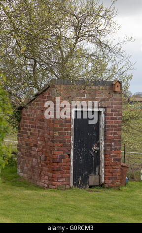 Vieux en dehors de toilettes dans un chalet jardin, England, UK Banque D'Images