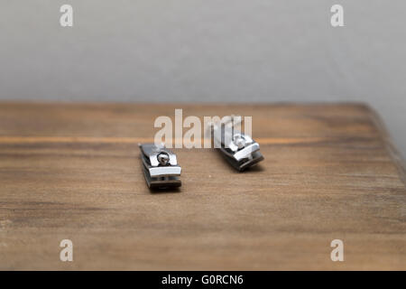 Deux coupe-ongles sur une table Banque D'Images