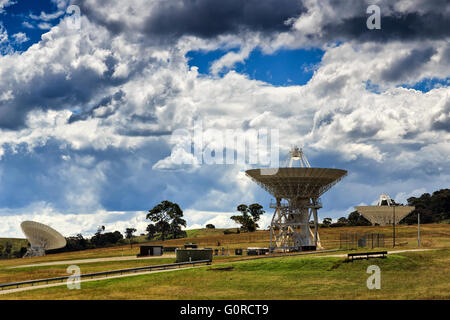 Un éventail de plats de l'antenne de radio par satellite le signal de la recherche et de communiquer avec des satellites à partir de la colline verte canberra côté Banque D'Images