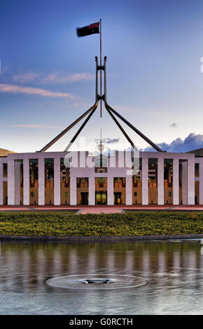 Façade du nouveau Parlement chambre sur la colline à Canberra se reflétant dans l'eau de la fontaine. Ce bâtiment public a libre accès Banque D'Images