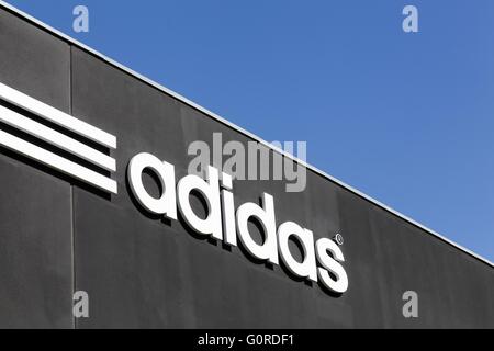 Logo adidas sur un mur Banque D'Images