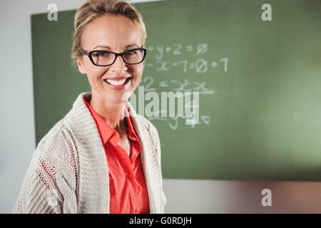 Teacher standing in front of blackboard Banque D'Images