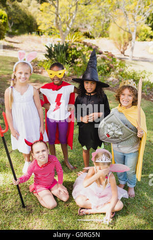 Les enfants en costume standing Banque D'Images