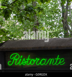 Restaurant sign par un vieux toit et arbres verts à Rome, Italie Banque D'Images