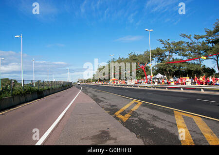 Les participants concourent dans le Défi de Deloitte sur le Marathon de l'autoroute M4 à Durban, Afrique du Sud Banque D'Images