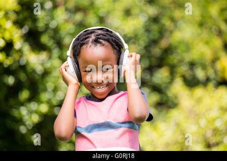 Smiling boy listening to music Banque D'Images