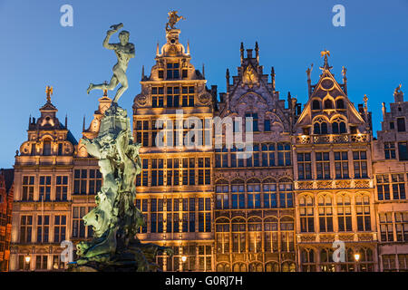 Brabo Fontaine et guildhouses Grand-place Anvers Belgique Banque D'Images