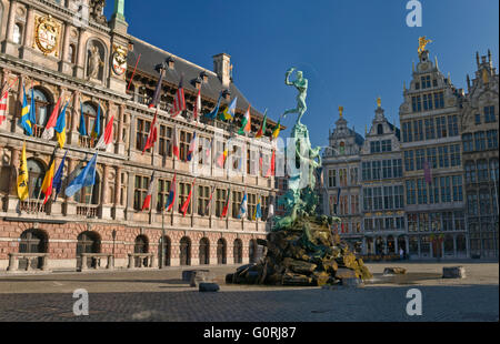 Brabo Fontaine, Stadhuis et guildhouses Grand-place Anvers Belgique Banque D'Images