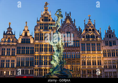 Brabo Fontaine et guildhouses Anvers Belgique Banque D'Images