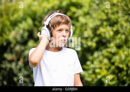 L'écoute de l'enfant avec casque de musique Banque D'Images