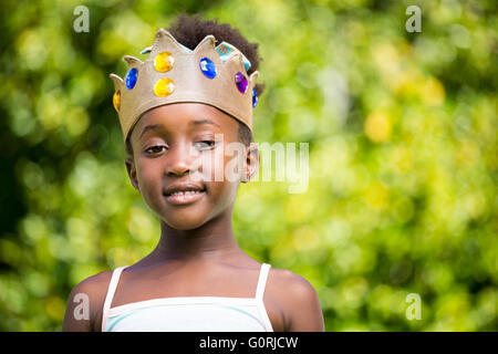 Portrait d'une jeune fille de race mixte souriant et portant une couronne Banque D'Images