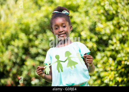 De race mixte cute girl holding a guirlandes papier Banque D'Images