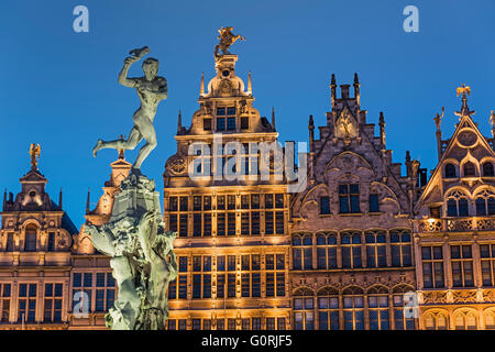 Brabo Fontaine et guildhouses Grand-place Anvers Belgique Banque D'Images