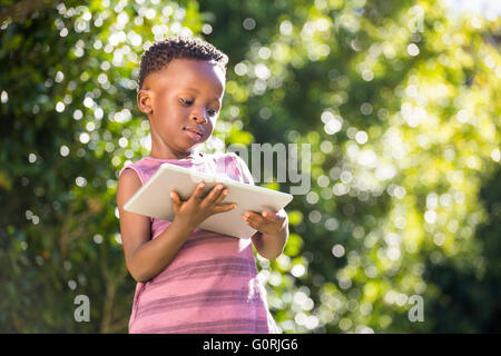 Un enfant est à l'aide d'un pad Banque D'Images