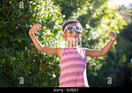 Boy wearing sunglasses Banque D'Images