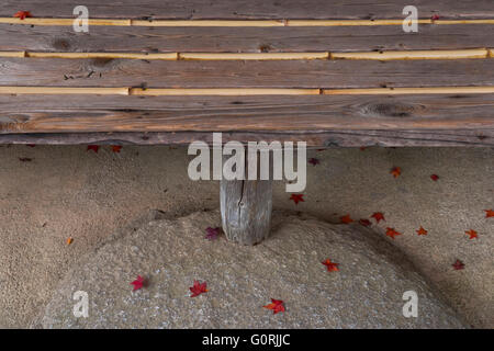 Une vue détaillée montre la tombée momiji feuilles d'érable sur le bois et en bambou véranda engawa de Basho-un simple toit de chaume, le chalet où la haïkiste Matsuo Basho a séjourné en 1670 (reconstruite par le poète Buson Yosa en 1776), à l'Konpuku-ji, un bouddhiste t Banque D'Images