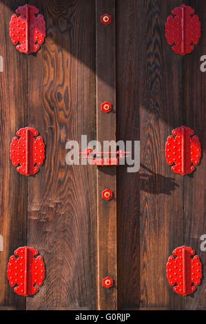 Une vue détaillée présente le matériel et décoratifs en métal le beau grain de portes en bois non peint à l'Giyoden à l'intérieur de l'Hôtel de Palais Impérial de Kyoto, dans le centre de Kyoto, au Japon. Banque D'Images