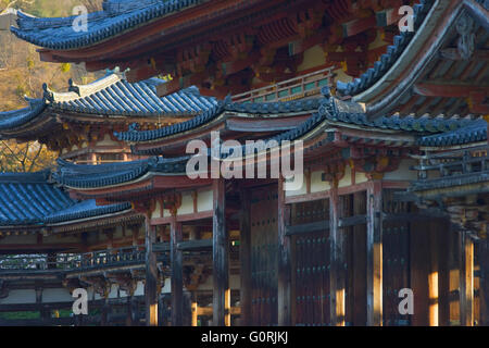 Un téléobjectif vue montre le détail de la construction traditionnelle en bois et toits de tuiles d'élaborer kawara le Phoenix Hall, un trésor national, au Byodo-in, un temple bouddhiste et site du patrimoine mondial dans le district de Uji juste au sud de Kyoto, au Japon. Banque D'Images