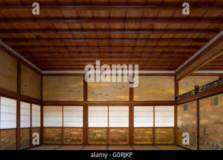 L'intérieur du Jodan-no-Ma chambre jardin montre la construction traditionnelle en bois et peint à la main à l'intérieur des portes coulissantes fusuma Shoin bâtiment principal de l'Omuro Gosho Vieux Palais Impérial à Ninna-ji, un site du patrimoine mondial dans le nord Banque D'Images