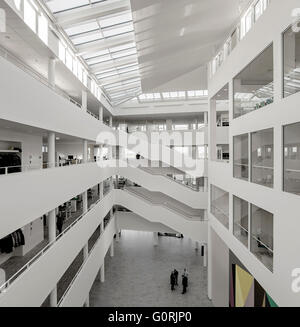 Hôtel de ville et centre de santé, Egedal, Danemark. Vue de l'intérieur de l'immeuble avec des murs blancs et de grandes fenêtres. Banque D'Images