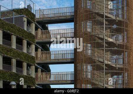 Facilité de parking, Hôpital Glostrup, Copenhague. La construction ronde laissera une empreinte minimale et a intégré des panneaux solaires le long de la façade avec le mur vert luxuriant offrant une impression visuelle. Vue extérieure de l'installation de stationnement avec le feuillage Banque D'Images