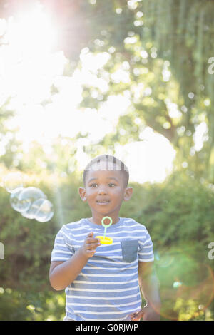 Portrait d'enfant faisant bubble Banque D'Images