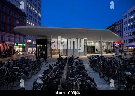 Norreport Station, le Danemark. La nouvelle gare Norreport est composé d'une série de toits flottants, arrondies, montés sur des pavillons de verre. Les rangées de supports à vélo à l'extérieur de la station. Banque D'Images