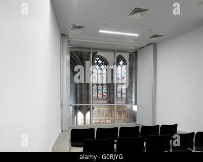 Toutes les âmes, Bolton, Angleterre. Chambre blanche avec des rangées de chaises. Les vitraux. Banque D'Images