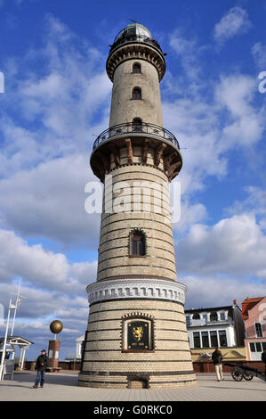 Phare de Warnemunde, promenade, Rostock, de Warnemunde, Mecklenburg-Vorpommern, Allemagne / Warnem ?nde Lighthouse Banque D'Images