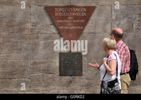 Le Monument homosexuel, plaque commémorative Rosa Winkel, monument pour les victimes homosexuelles dans le national-socialisme, Nollendorfplatz, Schoneberg, Berlin, Allemagne / sch ?neberg, Homosexuellendenkmal Nollendorfsquare, angle, rose Banque D'Images