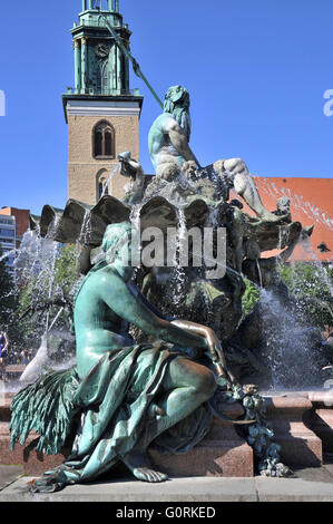 Fontaine de Neptune, Karl-Liebknecht-Strasse, Mitte, Berlin, Allemagne / Neptunbrunnen Banque D'Images