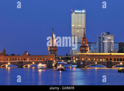 Allianztower, Treptowers, Oberbaum Bridge, Spree, Berlin, Allemagne / Oberbaumbrucke, Oberbaumbr ?cke Banque D'Images