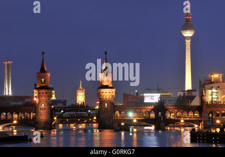 Tour de télévision, Oberbaum Bridge, Spree, Berlin, Allemagne / Oberbaumbrucke, Oberbaumbr ?cke, TV Tower, Fernsehturm Banque D'Images