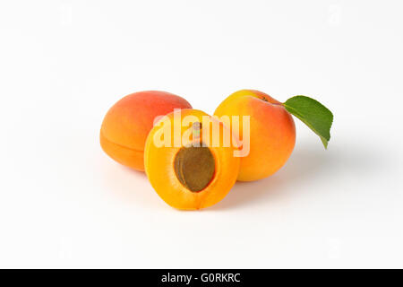 Abricots frais sur fond blanc Banque D'Images