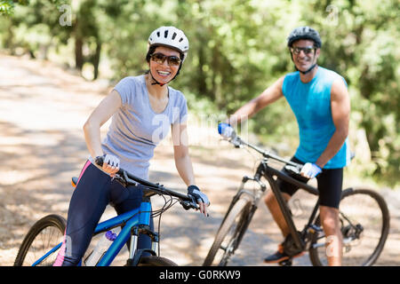 Couple smiling et posant avec leurs vélos Banque D'Images